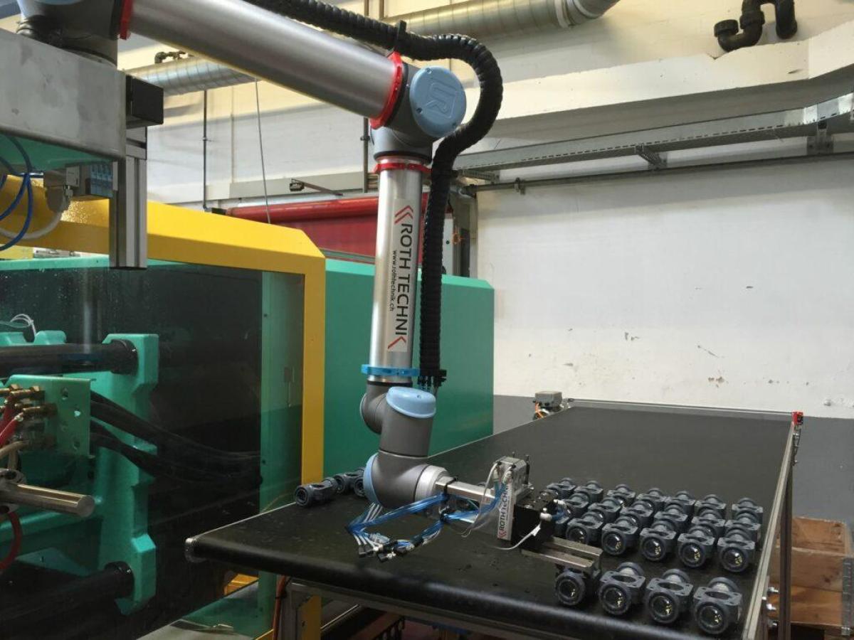 10026 Automatisierung einer Spritzgussmaschine mit einem kollaborativen Roboter