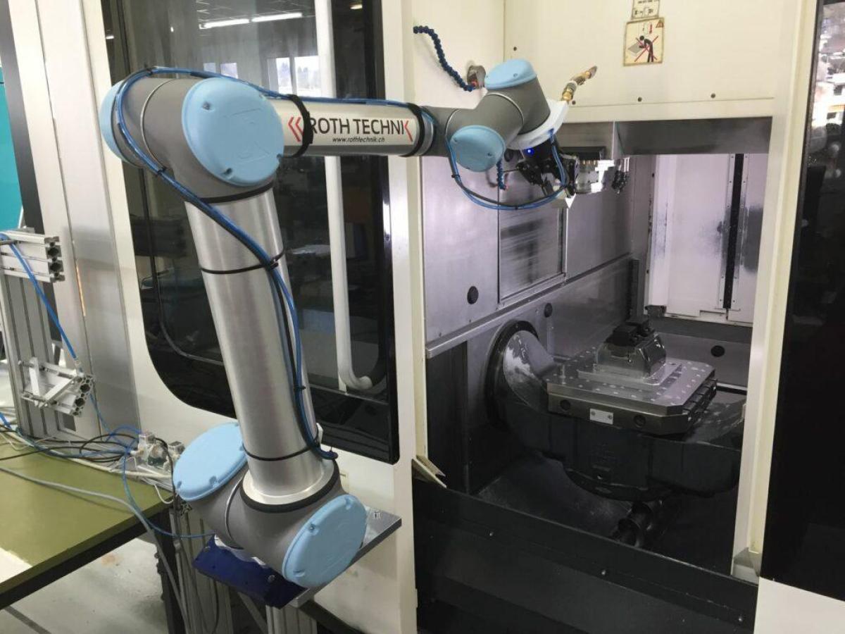 10033 CNC milling machine automated with collaborative robot