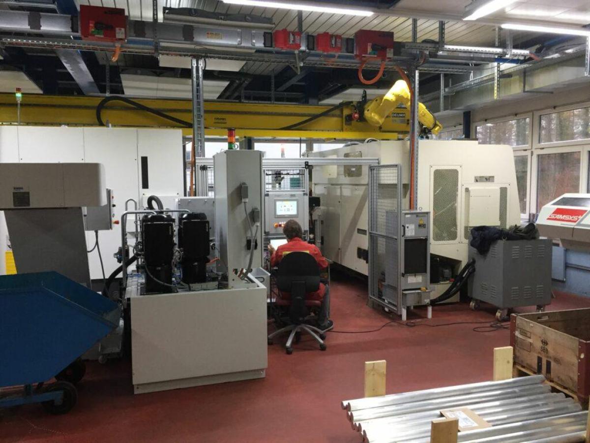10068 2 CNC turn-mill center cleverly automated with 1 robot hanging on rail