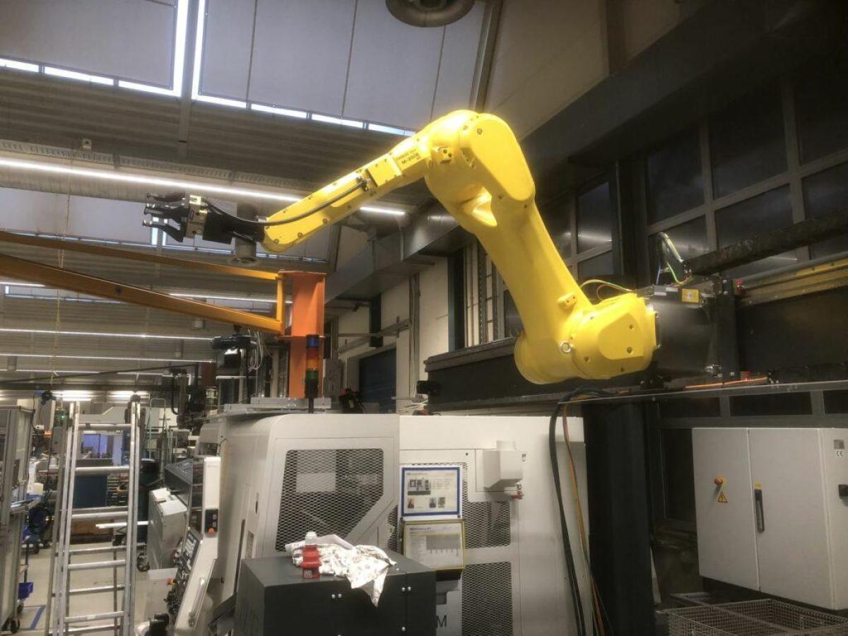 10086 Manufacturing cell with robot, rail, force-controlled deburring