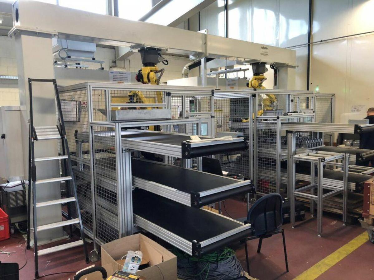 10134 zweite Stufe der Zwillingsanlage Roboter hängend vor CNC Fräse