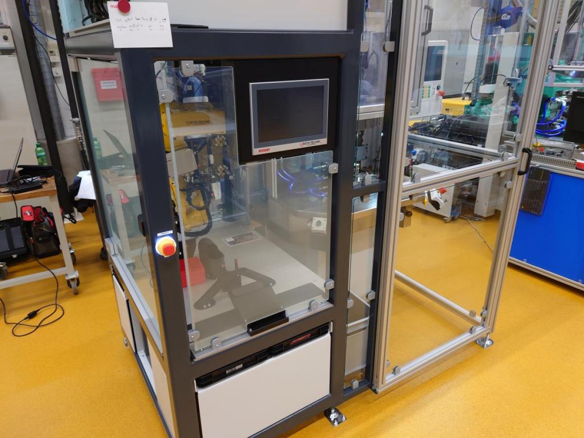 10384 Compact robot cell on injection moulding machine