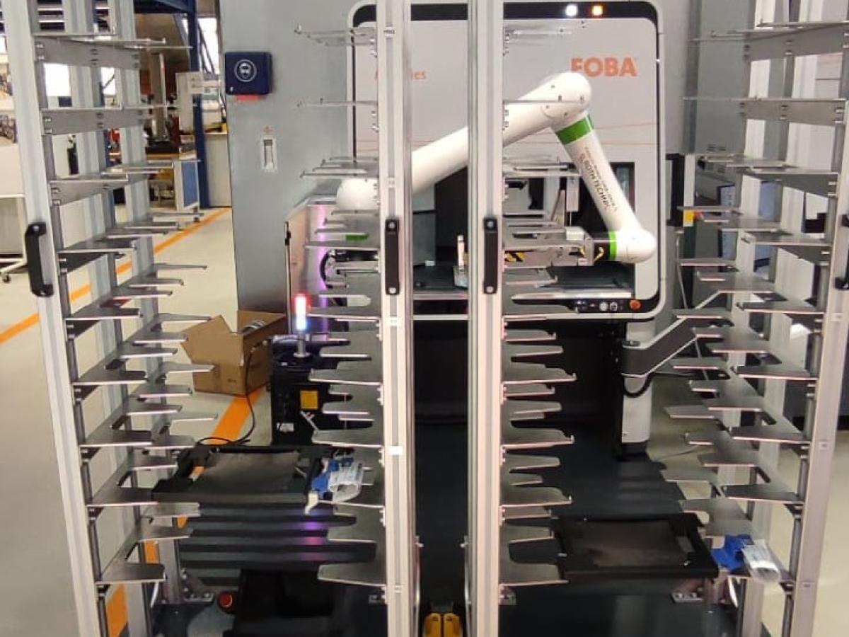 10608 Kollaborativer Roboter Trayhandling an Laserbeschriftung