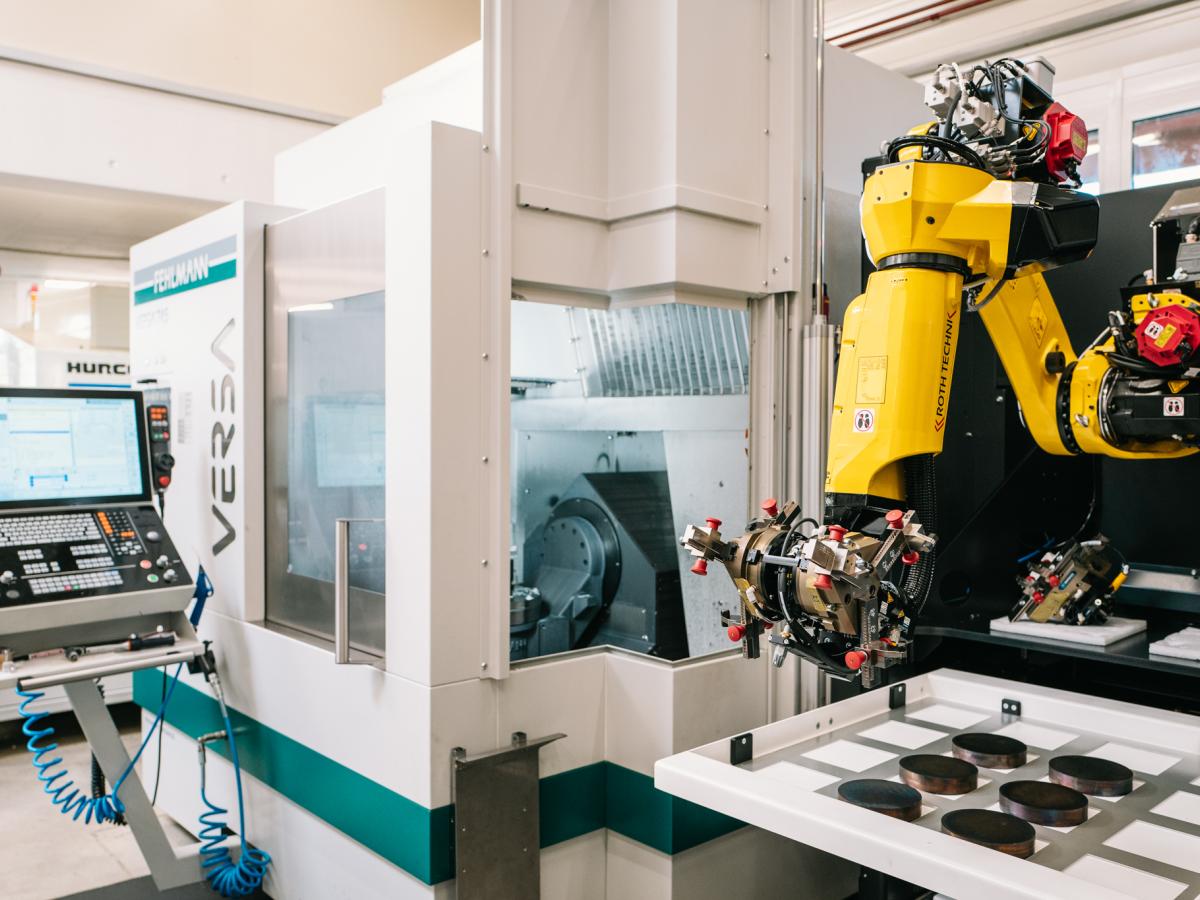 10686 RoboCabinet with 5 Axis Mill